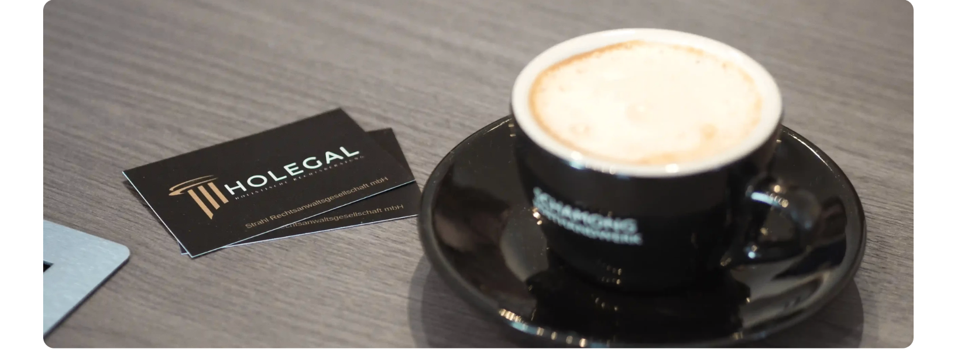 Espresso und Visitenkarten auf einem Tisch