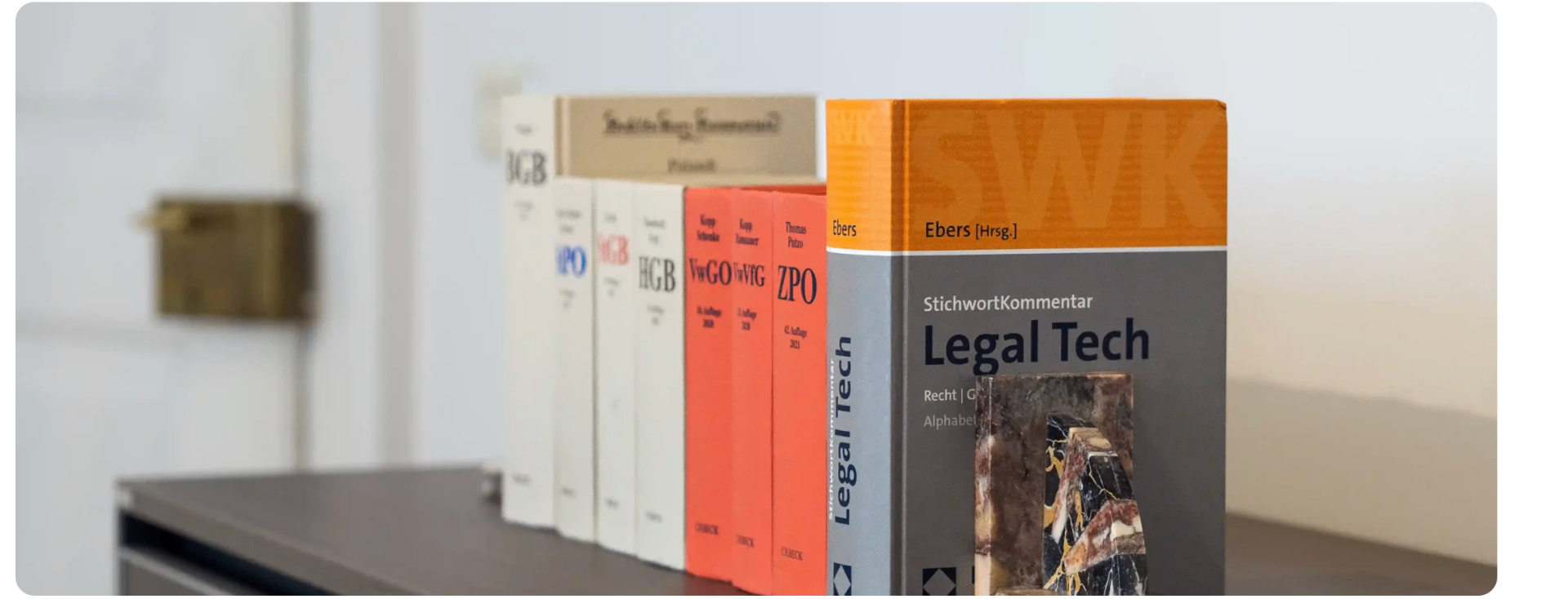 Juristische Fachbücher auf einem Schreibtisch